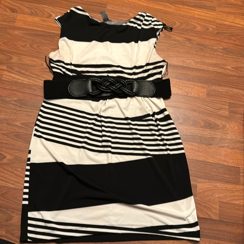 Women’s dress with detachable belt